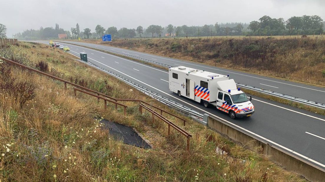 De weg was gisteren urenlang afgesloten voor politie onderzoek