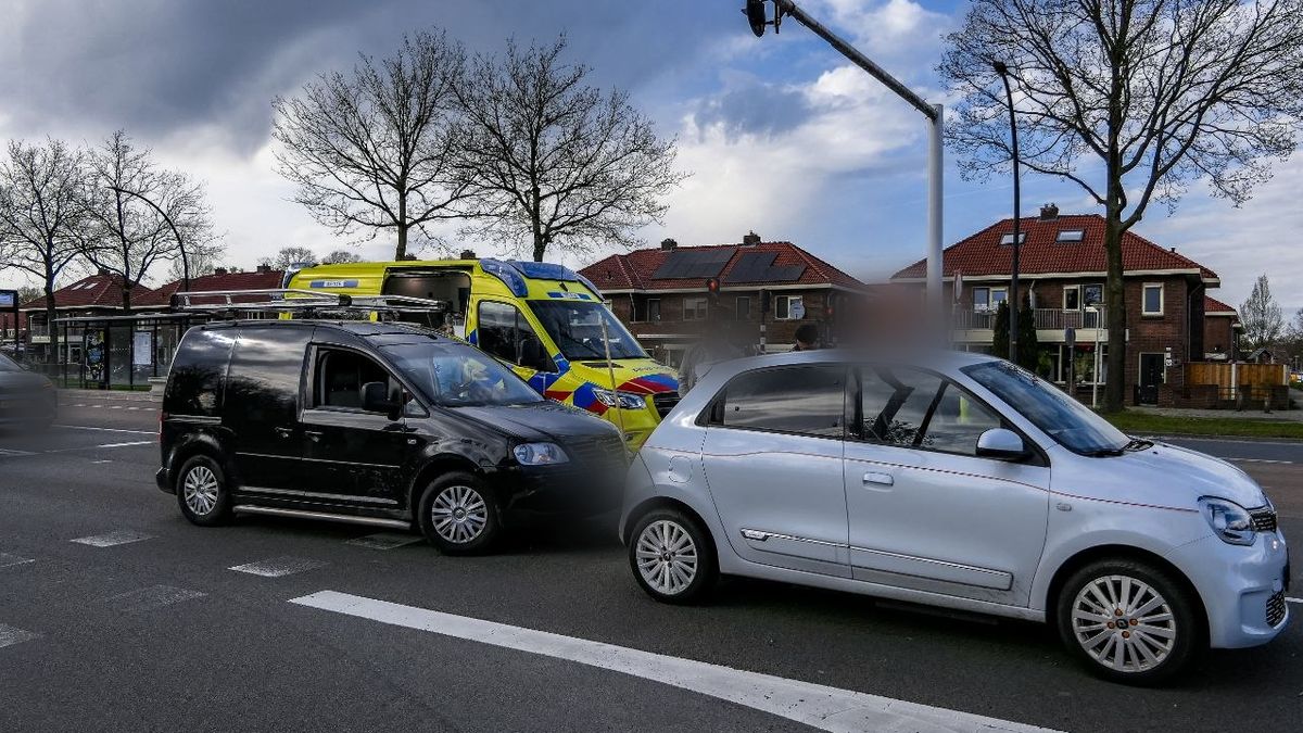 Gewonde bij aanrijding met drie auto's in Enschede