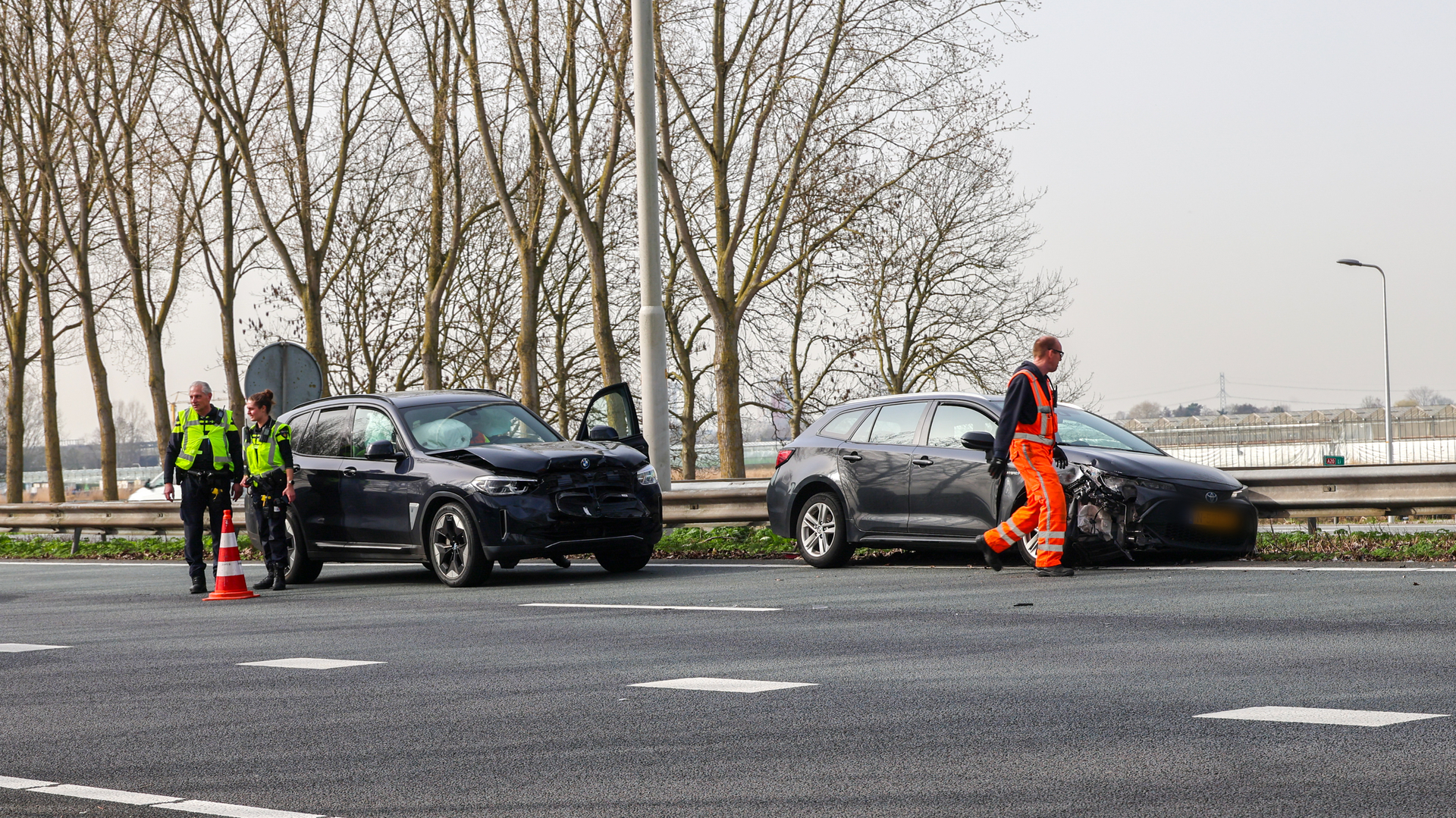 Twee voertuigen hebben grote schade.