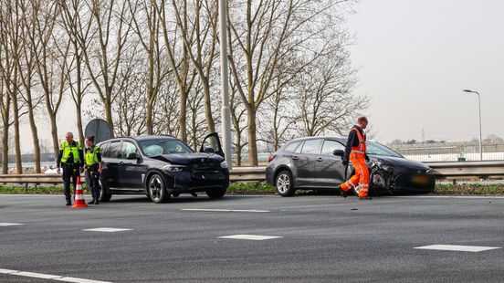 Uur vertraging door ongeluk op A20 met meerdere voertuigen. Uur vertraging door ongeluk op A20 met meerdere voertuigen.