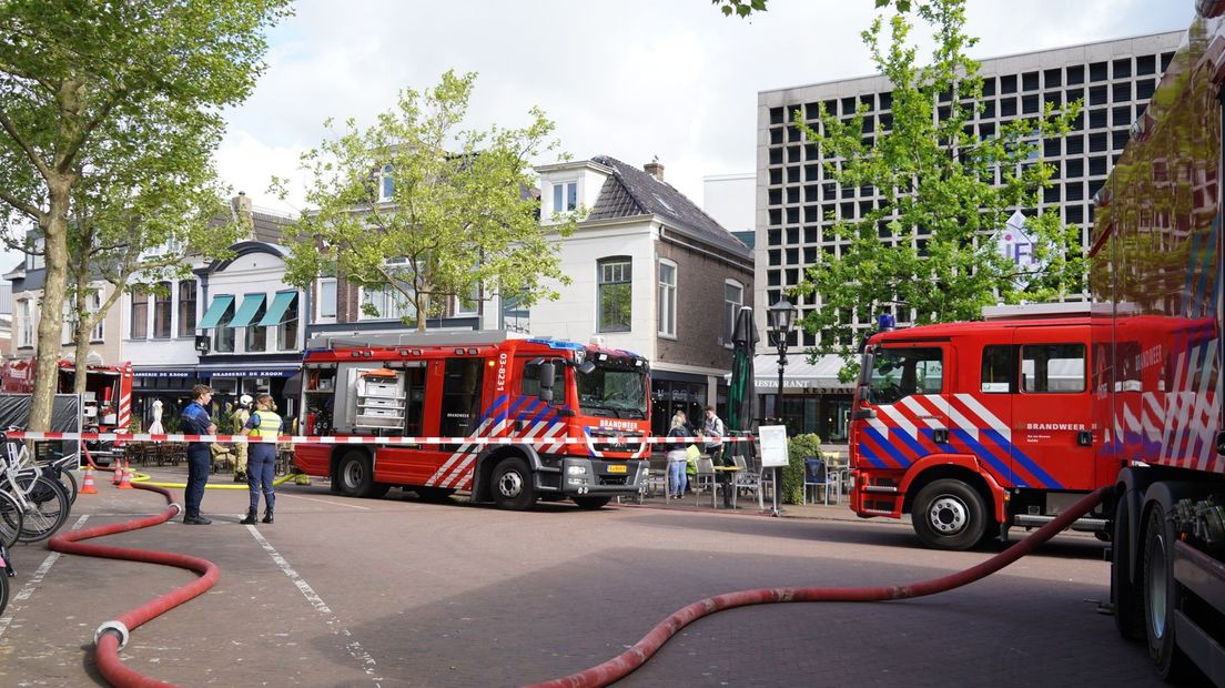 Meerdere brandweerwagens hielpen bij het blussen van de brand