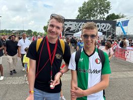 Feyenoorder samen met Ajax-supporter op het Feyenoord Festival