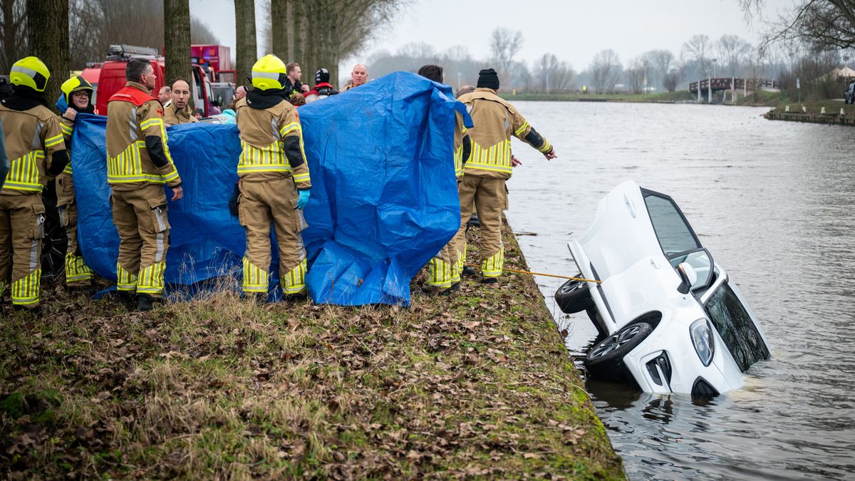Auto komt in kanaal terecht, inzittende zwaargewond