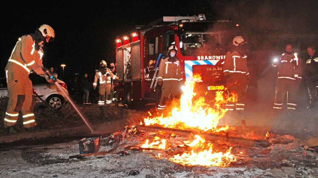 Op de Torflang in Emmen bluste de brandweer een berg afval