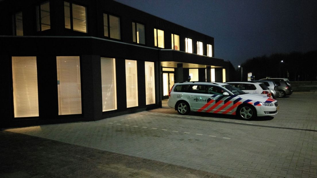 De politie heeft donderdagavond een hennepkwekerij ontdekt in een bedrijfspand aan de Geograaf in Duiven.