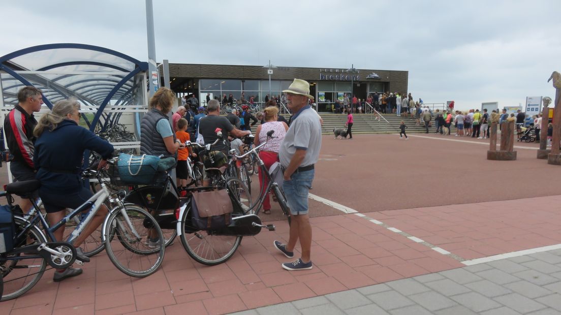 Drukte op het veerplein bij Breskens