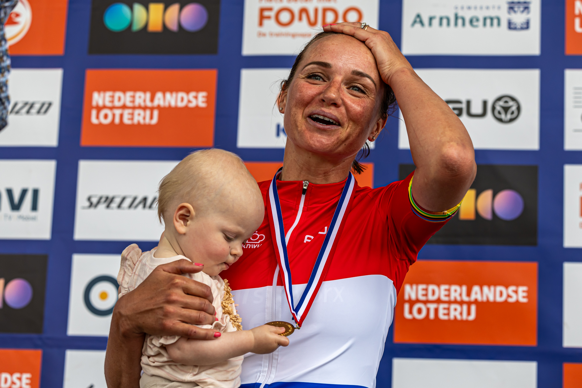 Chantal van den Broek-Blaak viert de Nederlandse titel met haar dochter Noa