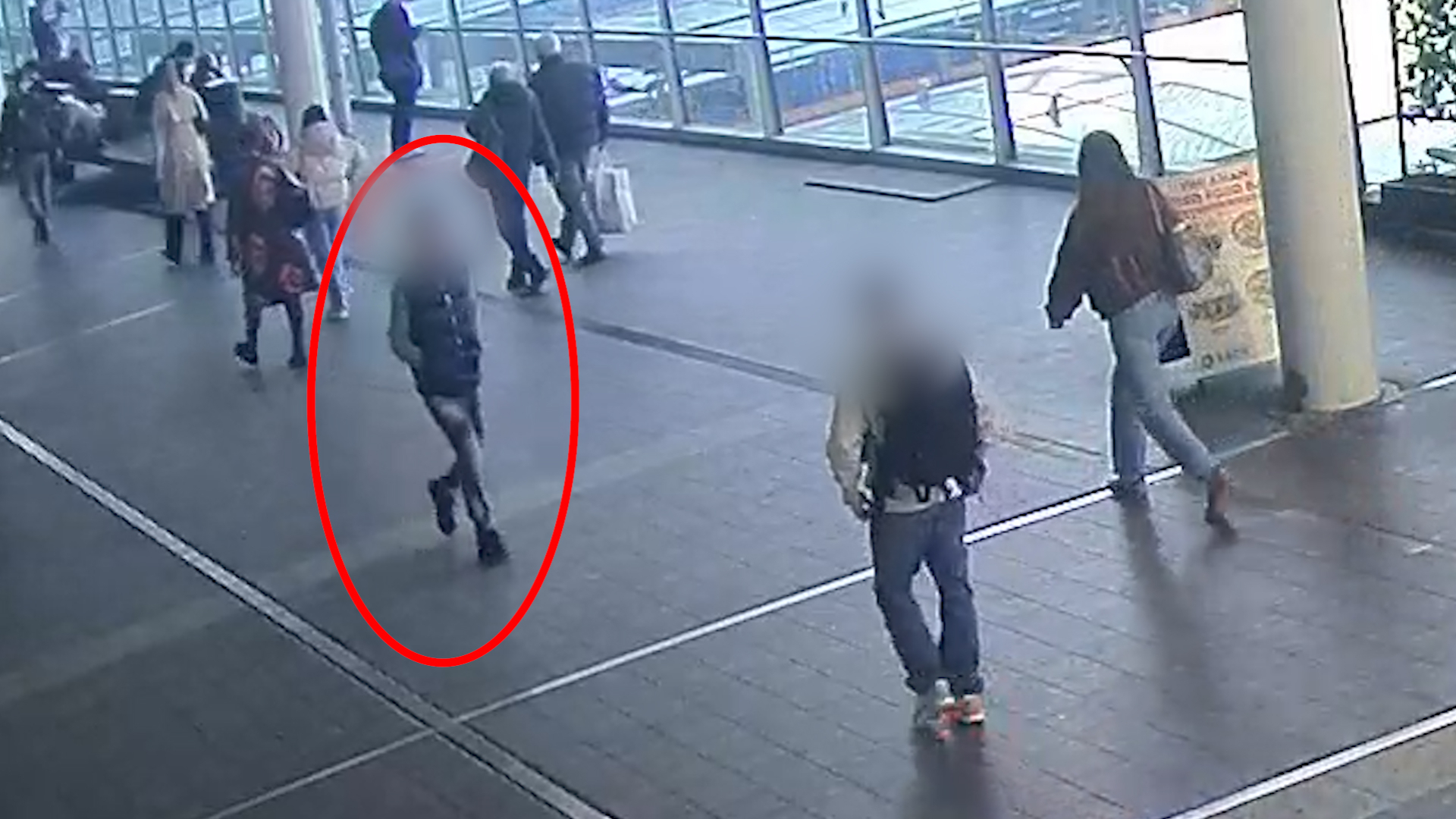 Man vanuit het niets mishandeld op Utrecht Centraal, politie deelt beelden