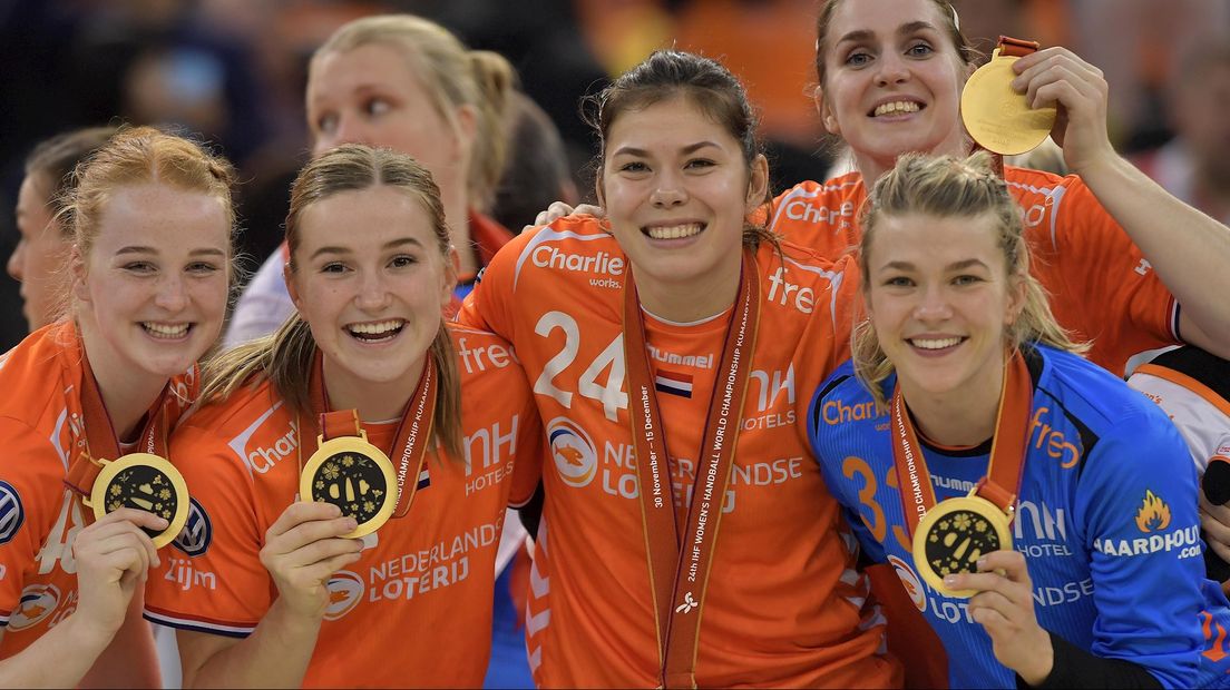 Martine Smeets (derde van links) viert de wereldtitel met ploeggenoten