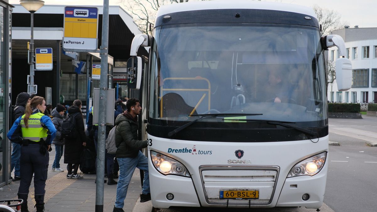 De week van Drenthe: soap rondom de pendelbus en Defensie gaat uitbreiden