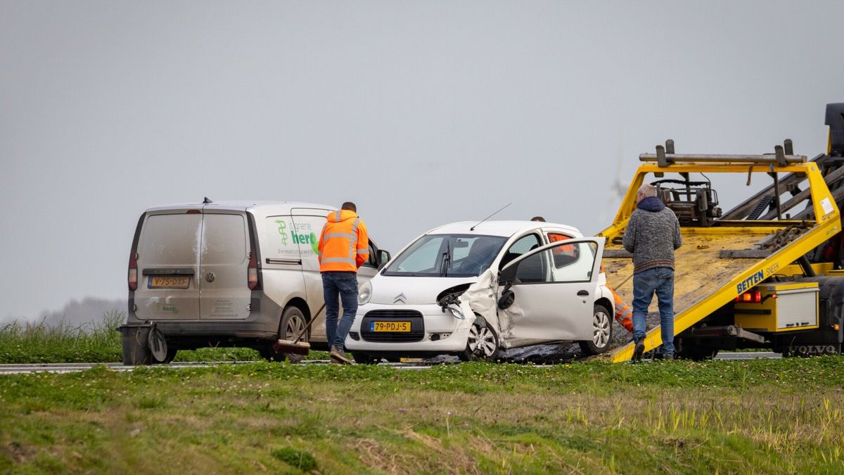 Auto bij Boijl in lichterlaaie | Scooterrijder gewond bij eenzijdig ongeluk Haskerdijken