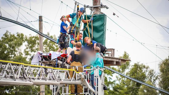 Vrouw gewond na ongeluk met zipline. Vrouw gewond na ongeluk met zipline.