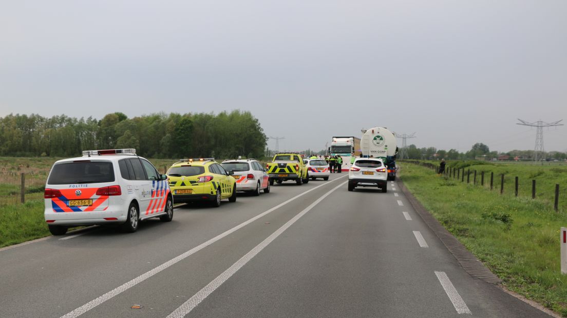 Bij een ongeluk op de provinciale weg N322 bij Beneden-Leeuwen is dinsdag rond 17.00 uur een vrouw om het leven gekomen. Volgens de politie is de vrouw om het leven gekomen, nadat zij uit de auto was gestapt. De vrouw werd geraakt door een vrachtwagen.