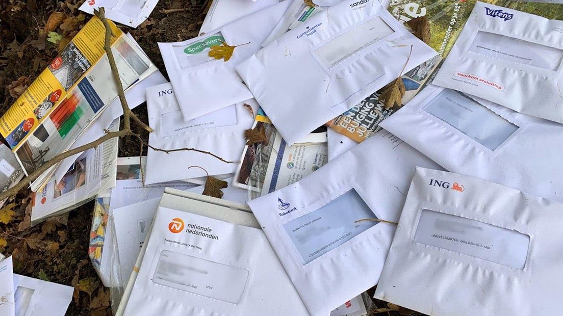Grote hoeveelheid post gedumpt bij industrieterrein in Oldenzaal