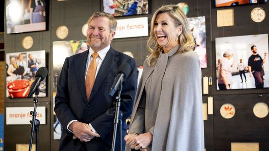 Koningspaar viert zilveren huwelijksfeest in GelreDome