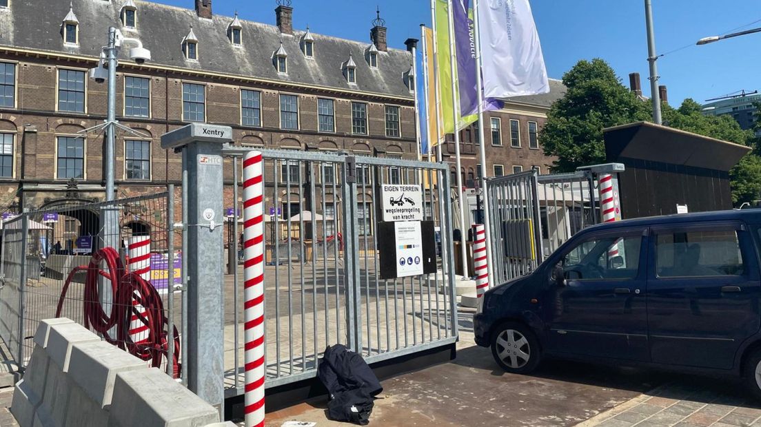 Een auto ramde vrijdag een hek van het Binnenhof
