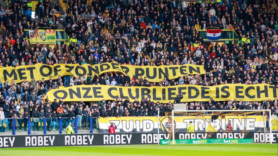 De supporters van Vitesse tonen hun clubliefde