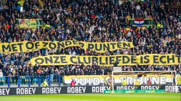 Vitesse supporters tonen clubliefde met doek en daarna vallen de goals