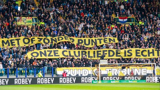 Vitesse supporters tonen clubliefde met doek en daarna vallen de goals