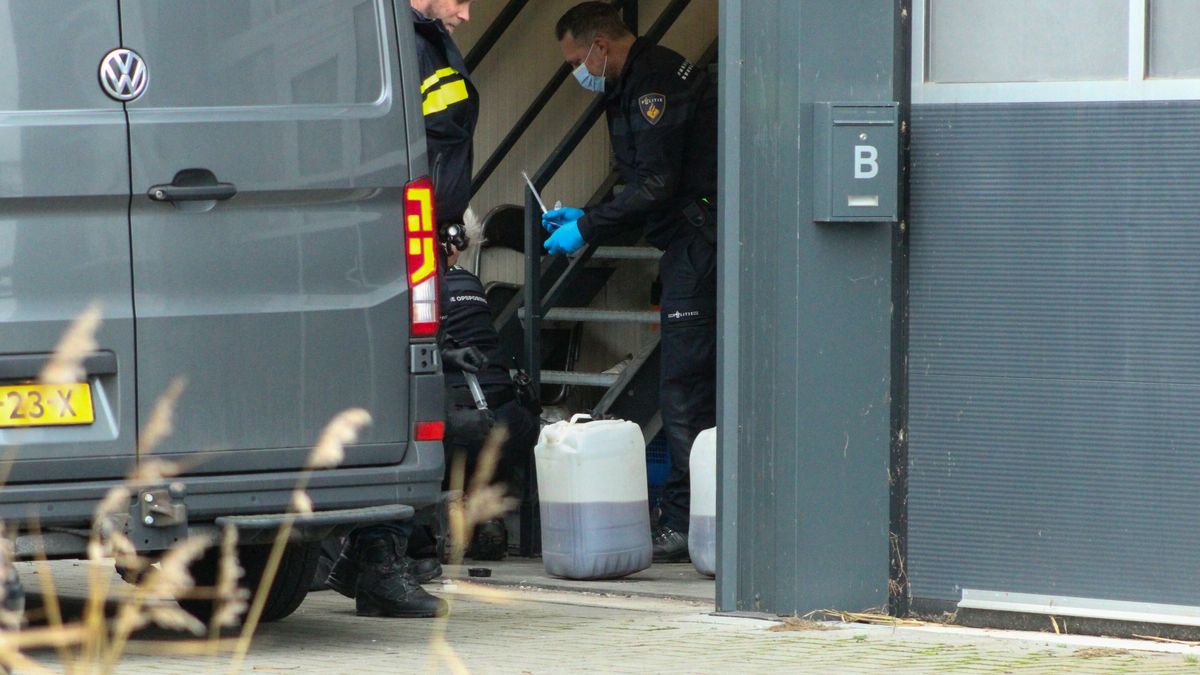 Politie doet onderzoek bij loods in Bolsward, mogelijk drugslab | Brand in Drachten