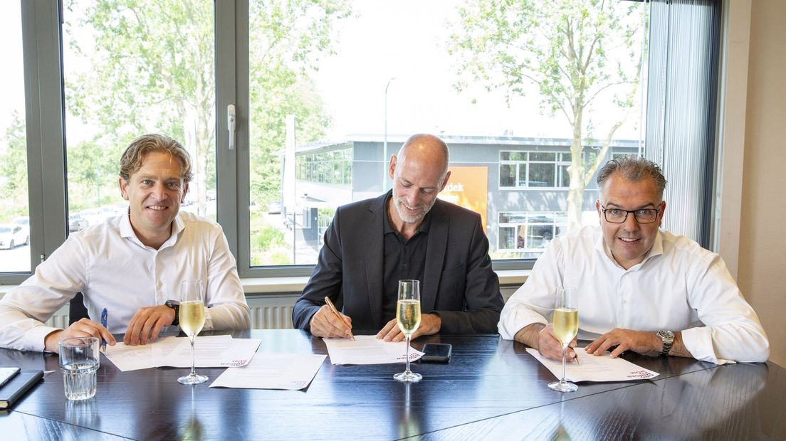 Ulbo de Sitter, Dirk Nijdam en Rick Zeelen tekenen een intentieverklaring over de horeca
