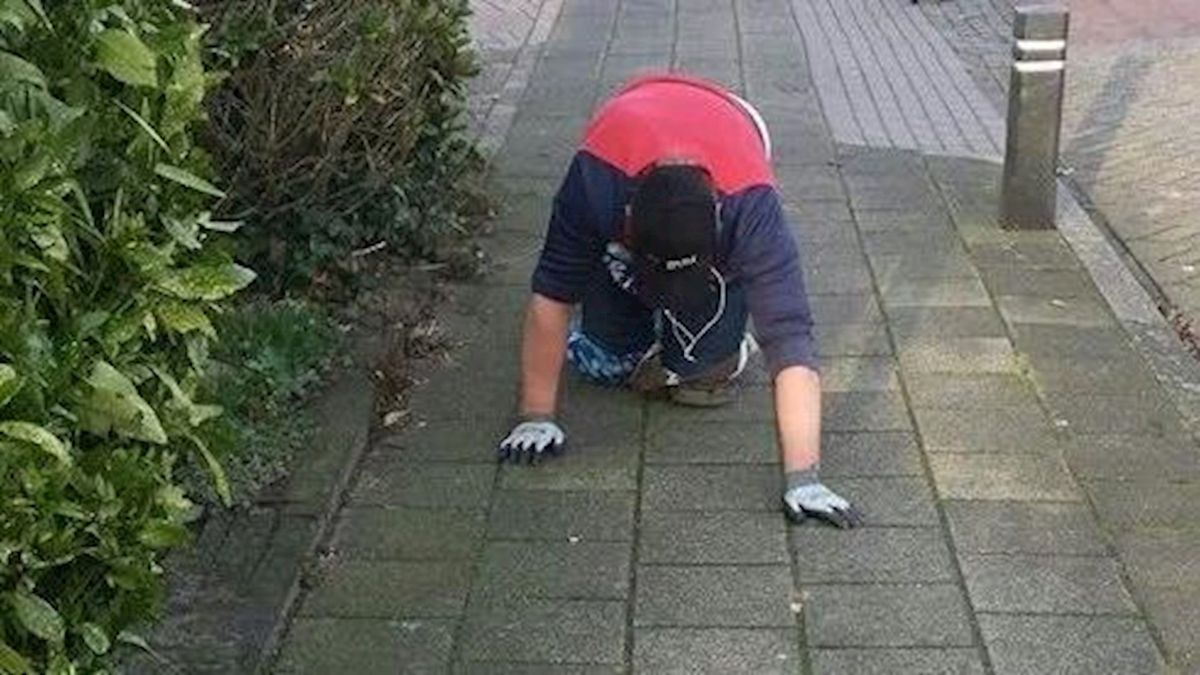 Man uit IJhorst moet voor weddenschap 9 kilometer kruipen, maar haalt het niet
