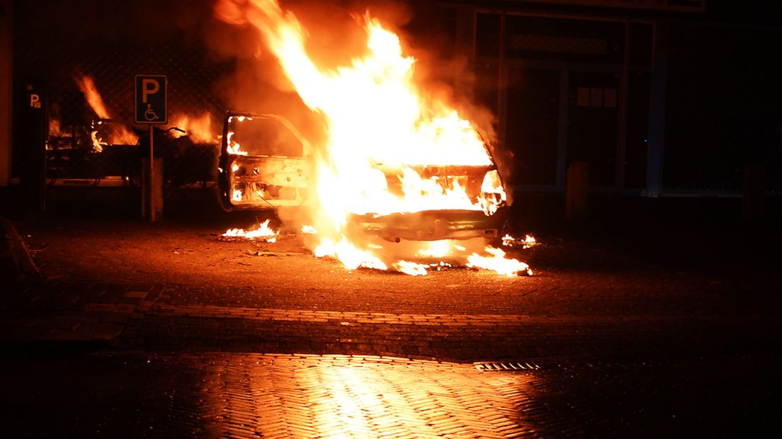 Auto brandt uit in Assen (Rechten: persbureau Harm Meter)