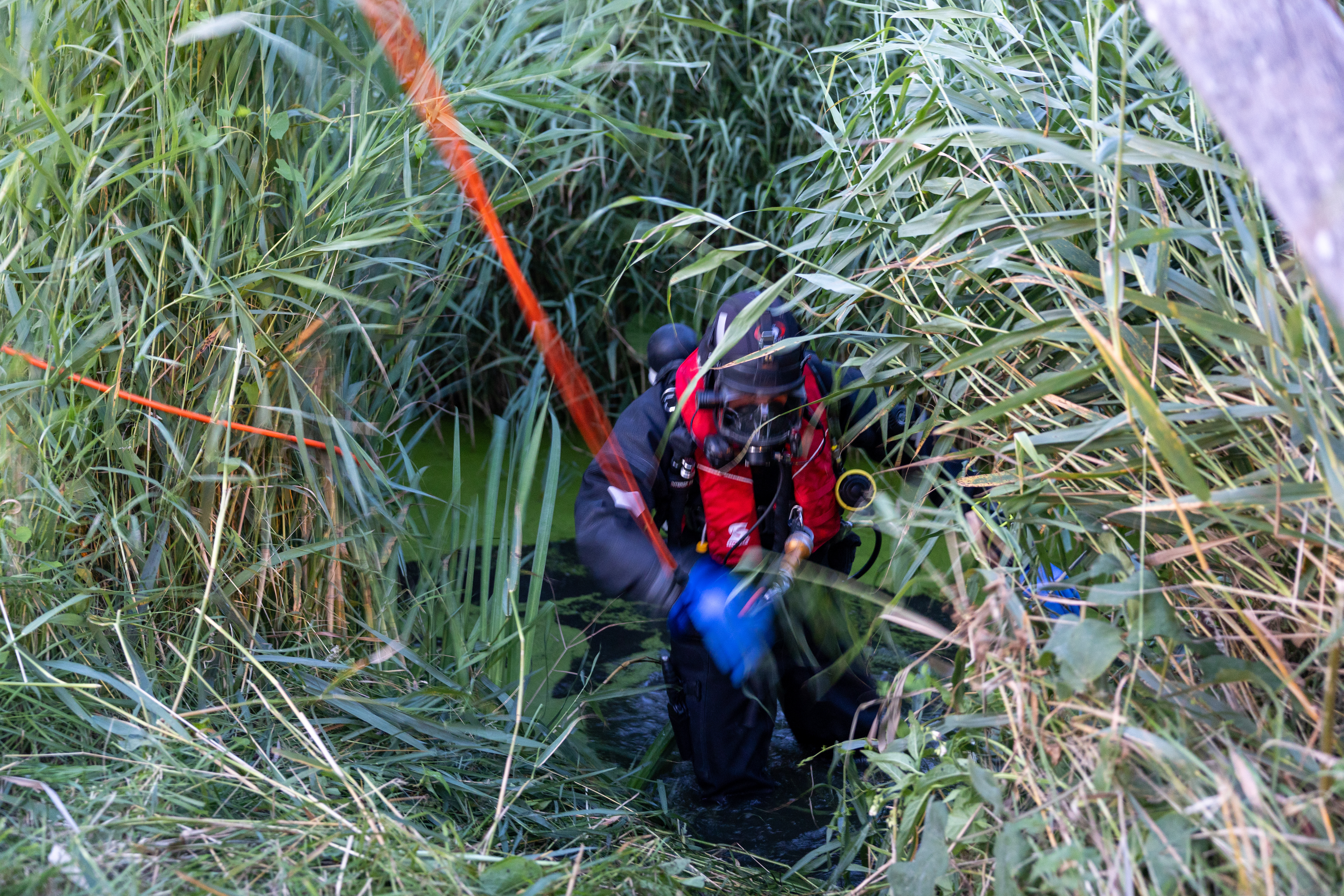 De brandweer heeft de sloot voor de zekerheid doorzocht.