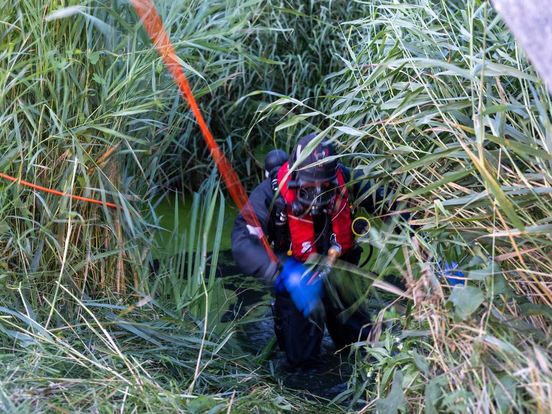 De brandweer heeft de sloot voor de zekerheid doorzocht.
