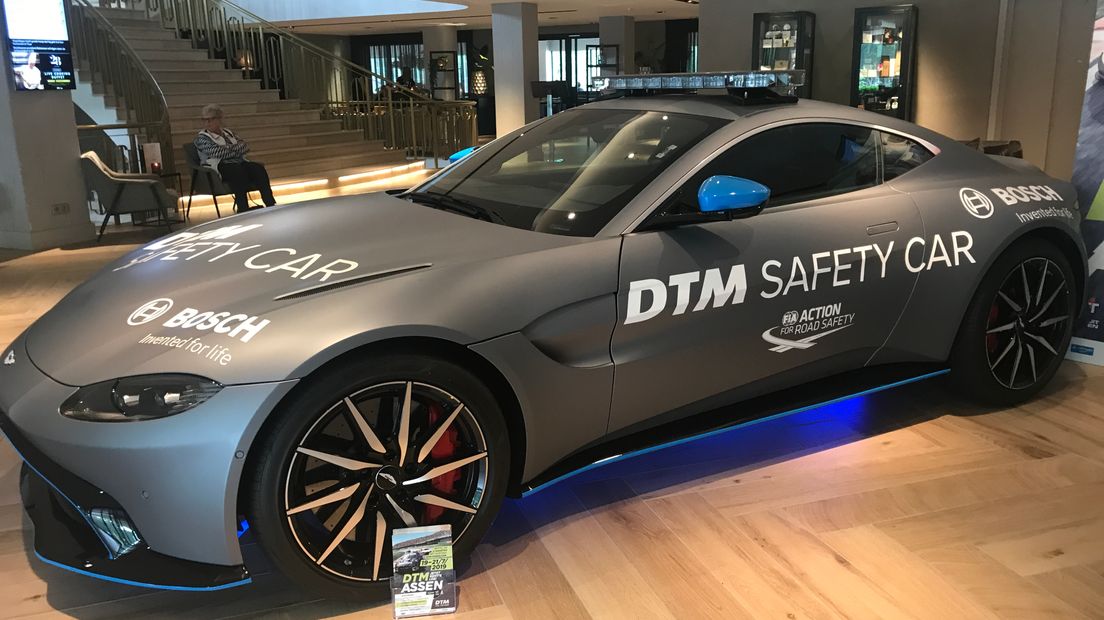 De DTM-Safety Car in de lobby van Hotel Assen (Rechten: Margriet Benak / RTV Drenthe)