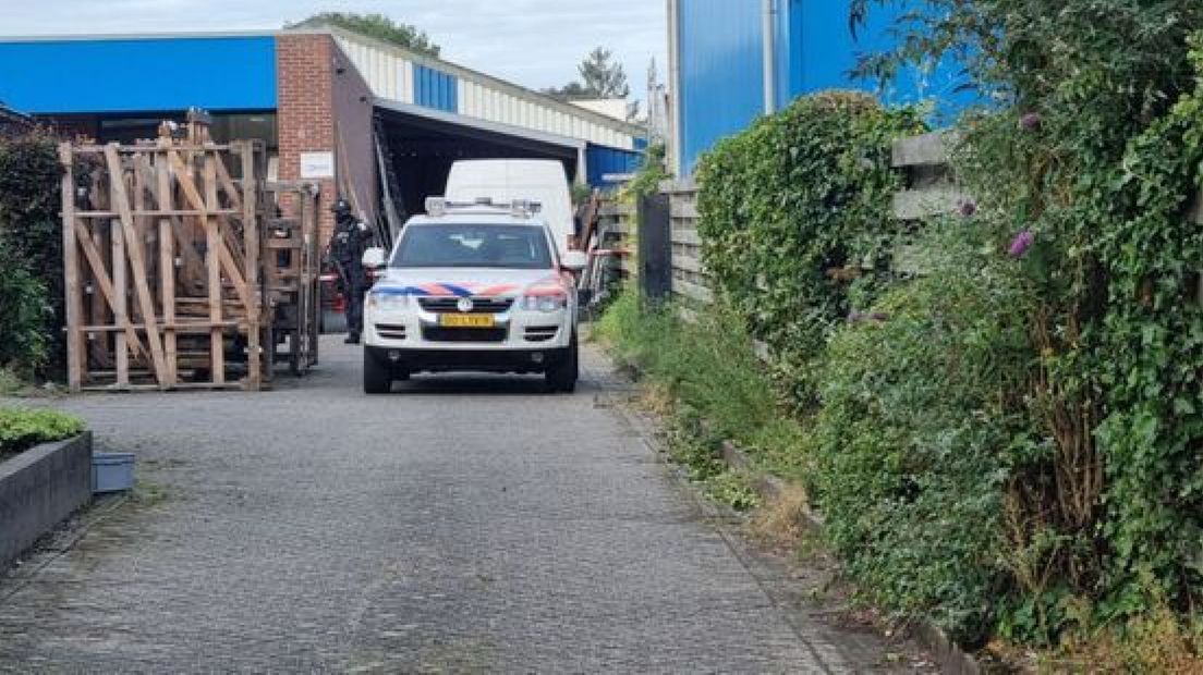 Gewapende agenten hielden dinsdag de wacht bij het bedrijf.