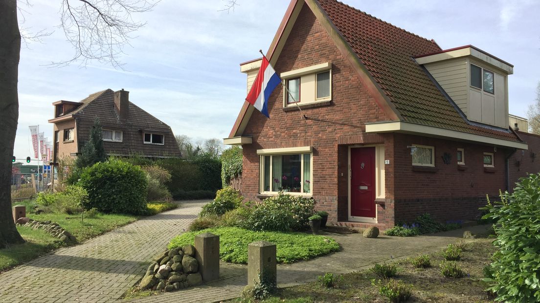 En daarom gaat de vlag uit bij de enige bewoner van de straat (Rechten: Ronald Oostingh / RTV Drenthe)