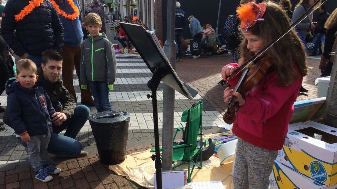 Jong muzikaal talent op de markt in Meppel (Rechten: RTV Drenthe/Hielke Meijer)