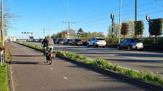 Onderhoud IJsselbrug in volle gang • drukte op fietspad