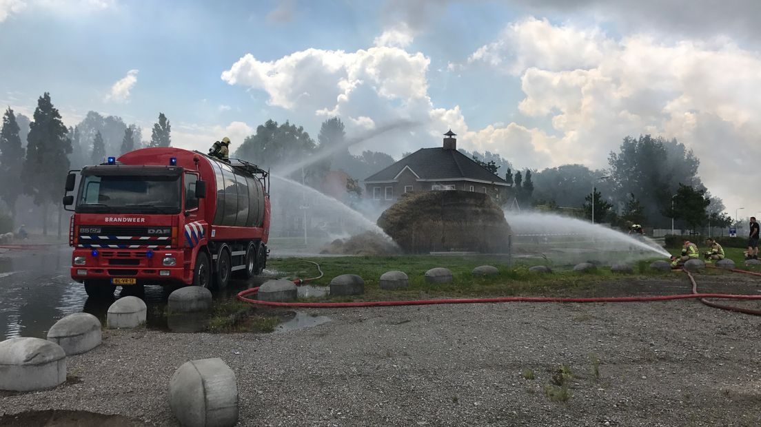 Vrachtwagen en aanhanger met stro in brand