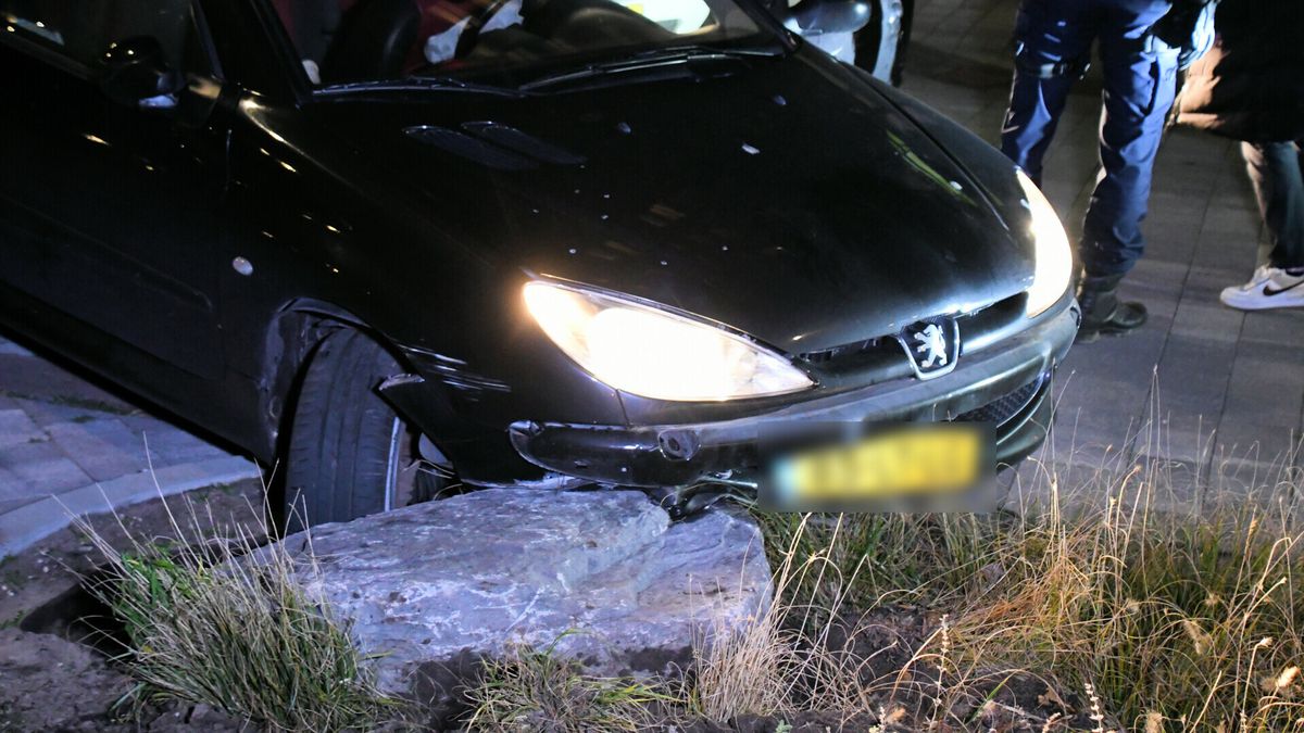 Auto eindigt tegen steen na achtervolging in Vlissingen, man en vrouw aangehouden