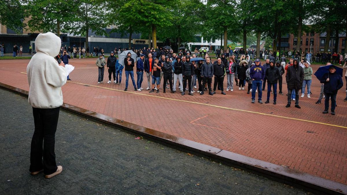 LIVE | Azc-demonstratie Vriezenveen