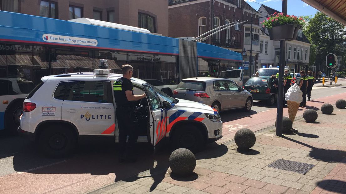 Op de Hoofdstraat in Velp is donderdagmiddag een auto klemgereden. De bestuurder en een passagier werden vervolgens aangehouden.