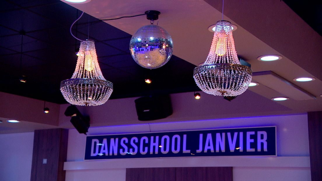 Alleen de kroonluchters en discobal schitteren voorlopig in de danszaal