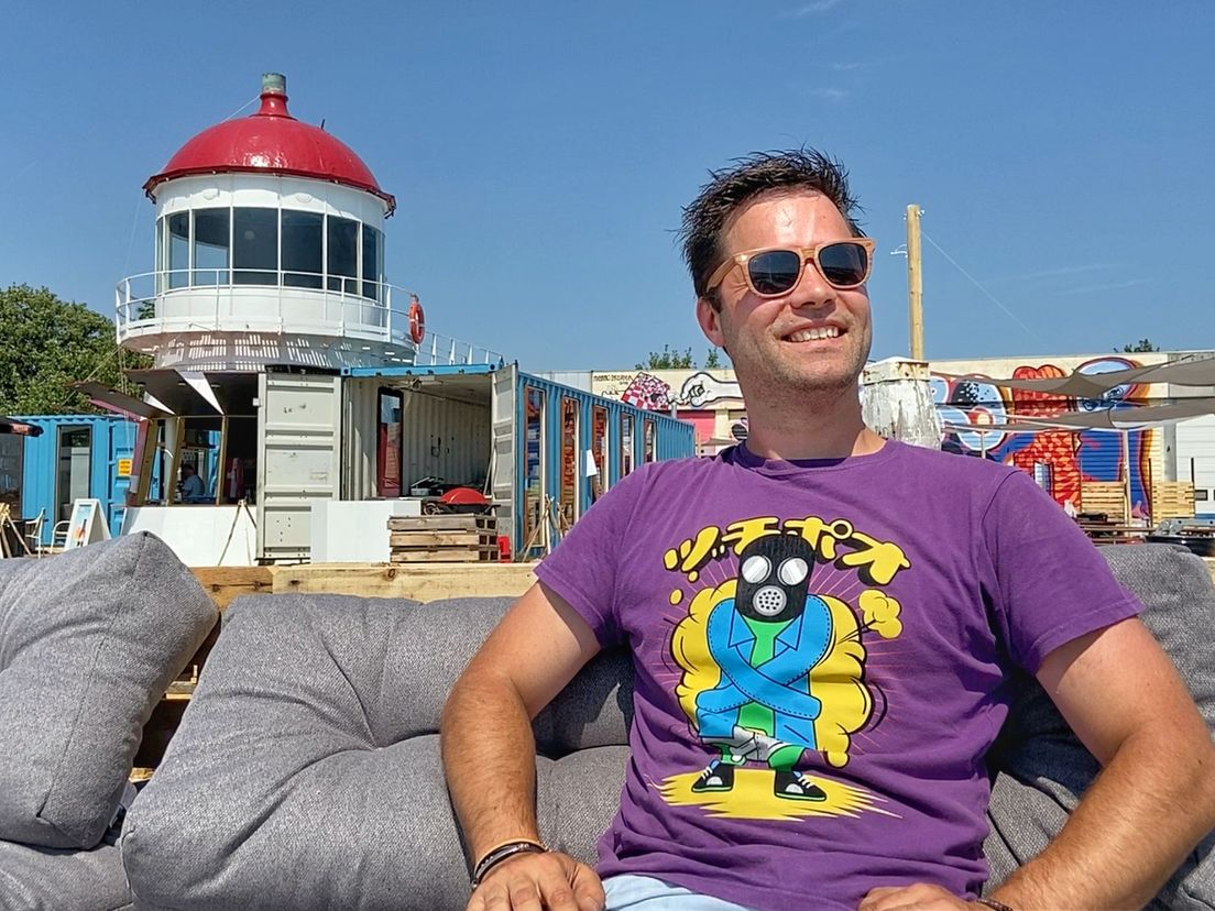 Organisator Rory Dickhoff van de stichting KWartiermakers op het stadsstrand