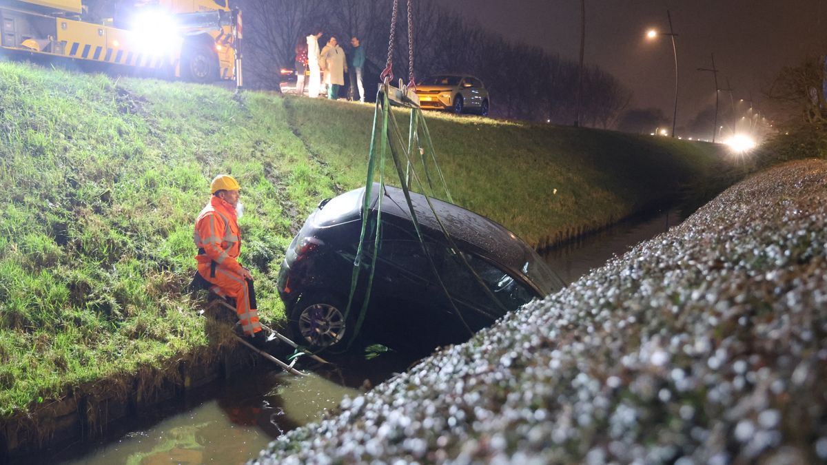 Auto raakt van de weg en belandt in het water