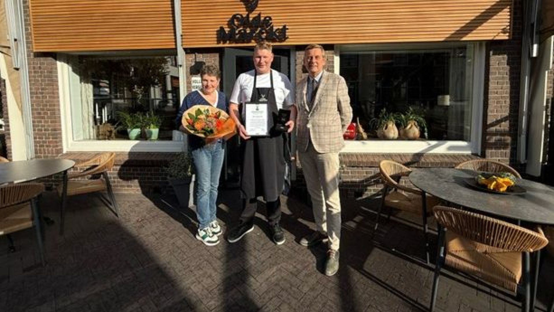 Moeder Helga Stoverink, sterrenchef Bram Stoverink en burgemeester Stapelkamp voor restaurant Olde Marckt.
