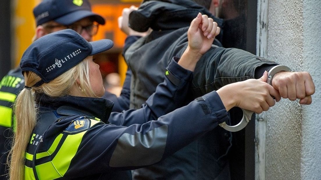 Agressieve arrestant probeert agent te bijten