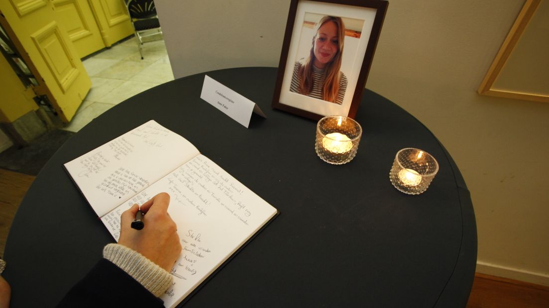 Een vrouw tekent in Utrecht het condoleanceregister.