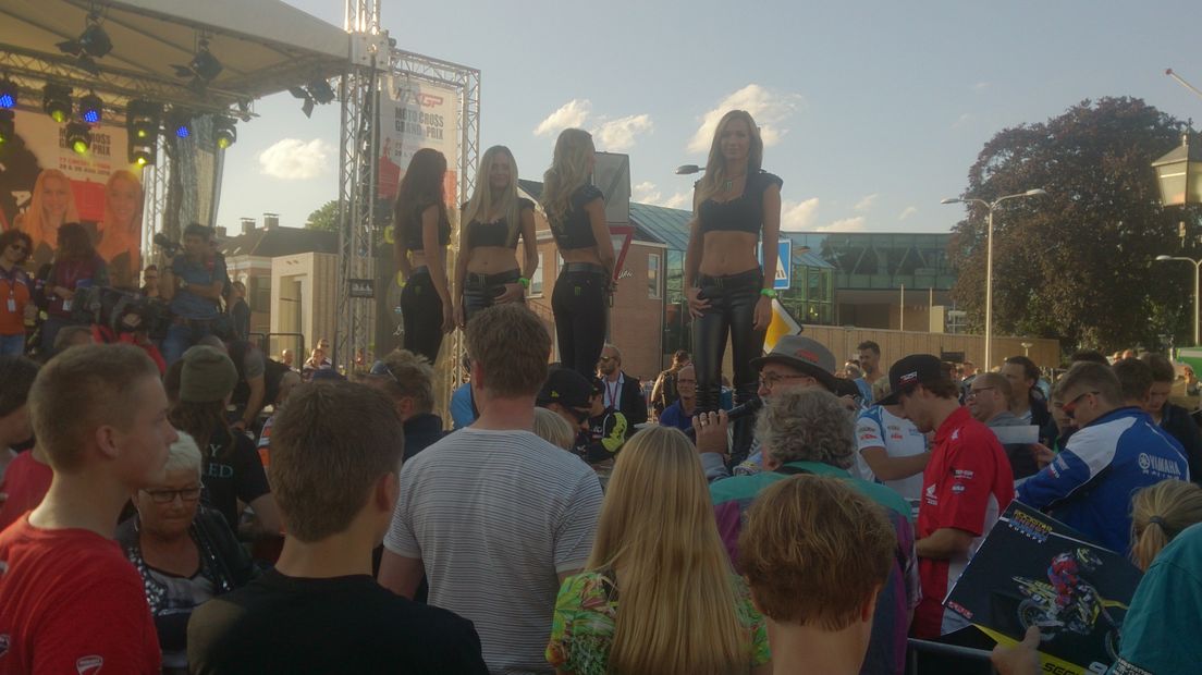 Dames van het promotieteam op de catwalk (Rechten: Jörn Reuvers / RTV Drenthe)