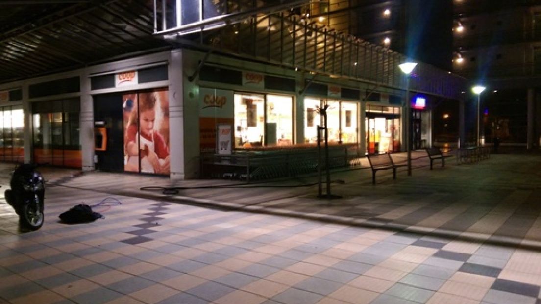 Een plofkraak op een pinautomaat op een ING-servicepunt bij supermarkt Coop in het Arnhemse winkelcentrum Rijkerswoerd heeft voor enkele tonnen schade aan de automaat en de supermarkt opgeleverd.
