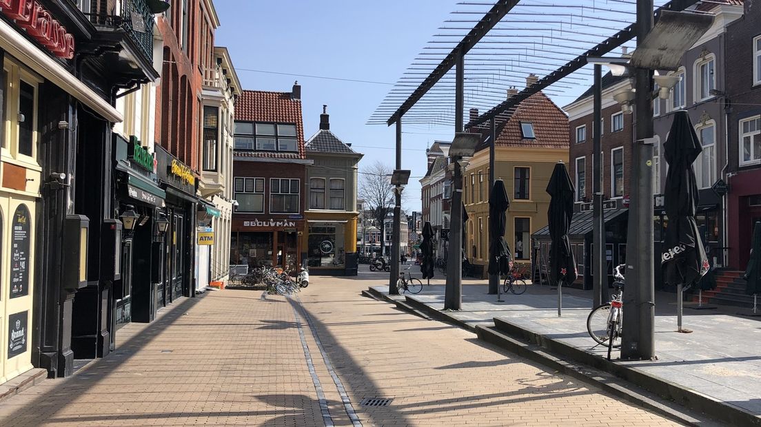 Horecabedrijven aan het Poeleplein in Stad kunnen hun terrassen voorlopig nog niet uitstallen.