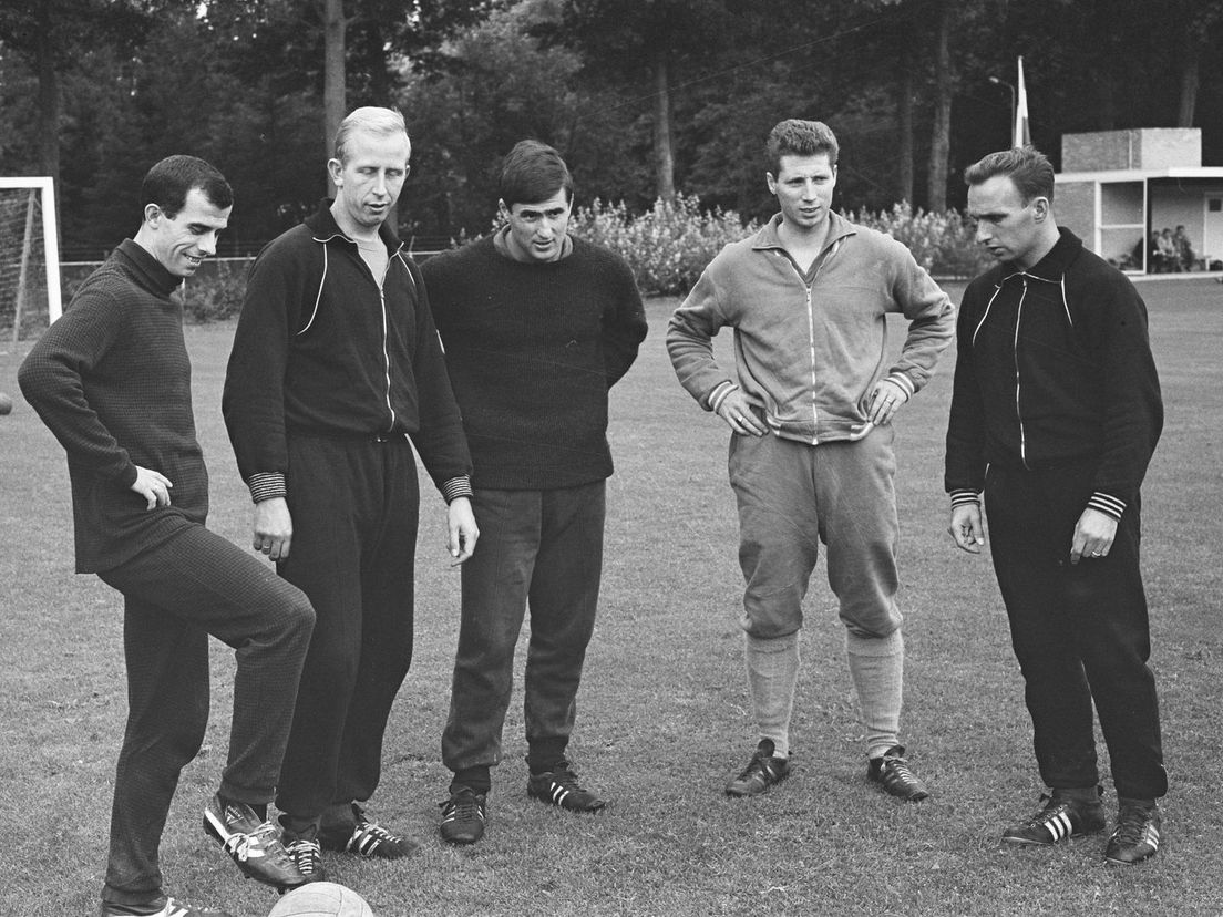 training Nederlands Elftal in Zeist, vlnr Coen Moulijn, Henk Groot, Sjaak Swart, Tonnie van der Linden, Rinus Bennaars (4 september 1963)