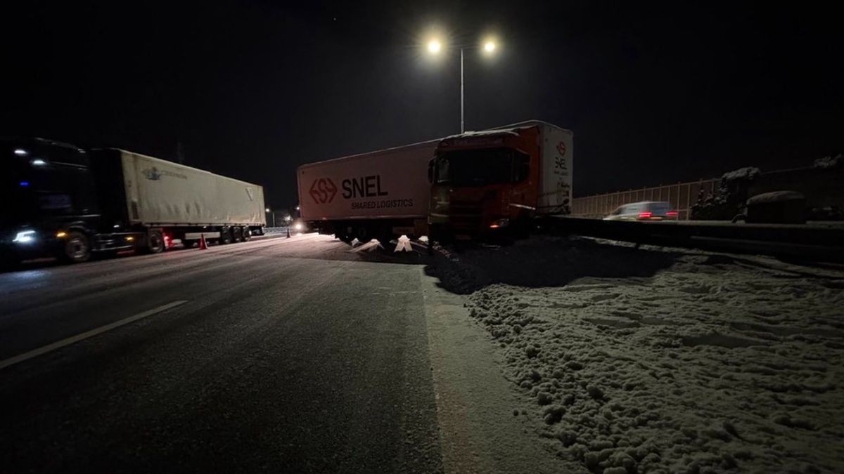 Veel vertraging op A12 richting Utrecht door geschaarde vrachtwagen