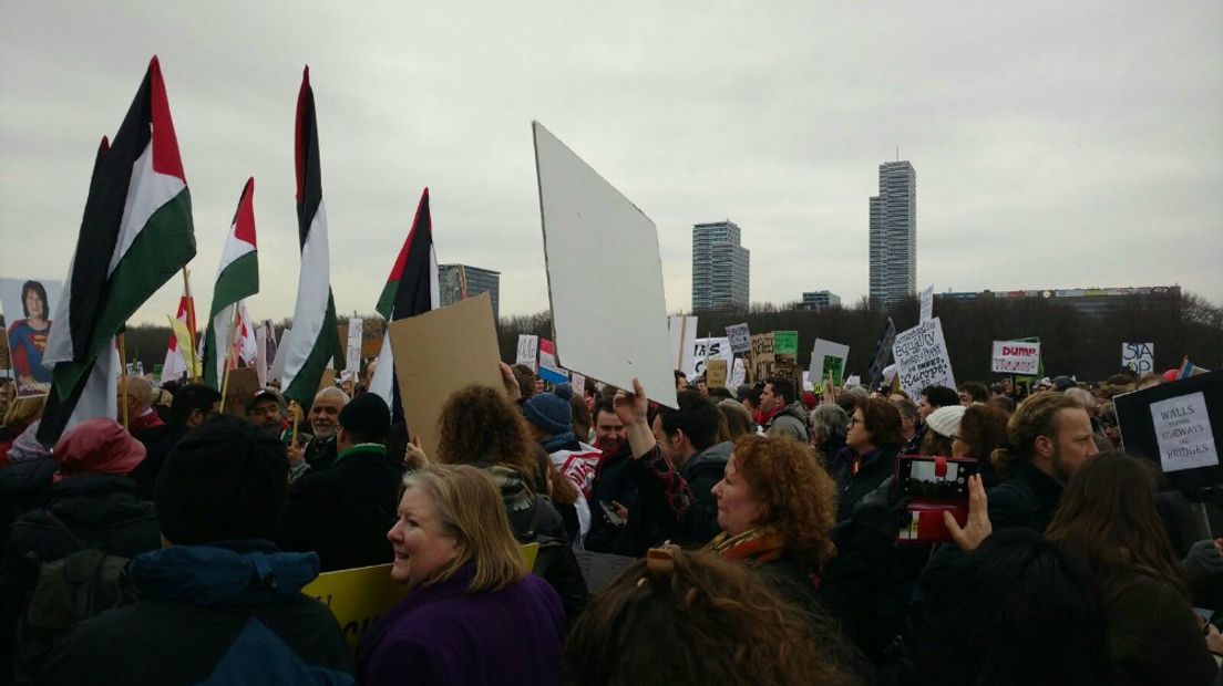 Zo'n zestig studenten van de Nijmeegse Radboud Universiteit zijn woensdagmiddag naar Den Haag vertrokken  om mee te doen aan de demonstratie tegen het beleid van de Amerikaanse president Trump. Organisator Mienke de Wilde vindt het zo belangrijk om een tegengeluid te laten horen tegen de zogenoemde moslimban van Trump, dat ze de kosten voor de busreis naar Den Haag uit eigen zak betaalt.